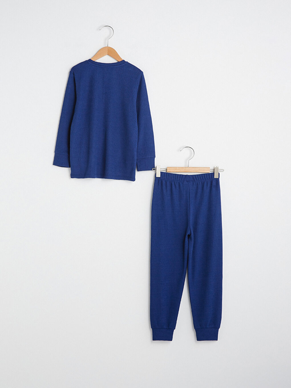 طقم بيجامة أولاد كم طويل ياقة دائرية بتفاصيل تطريز-1