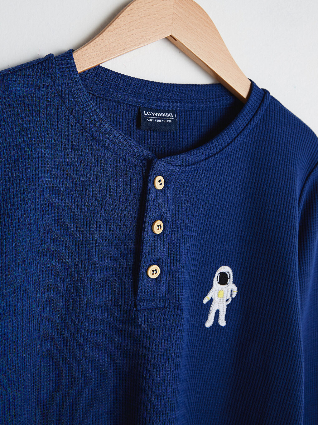 طقم بيجامة أولاد كم طويل ياقة دائرية بتفاصيل تطريز-2