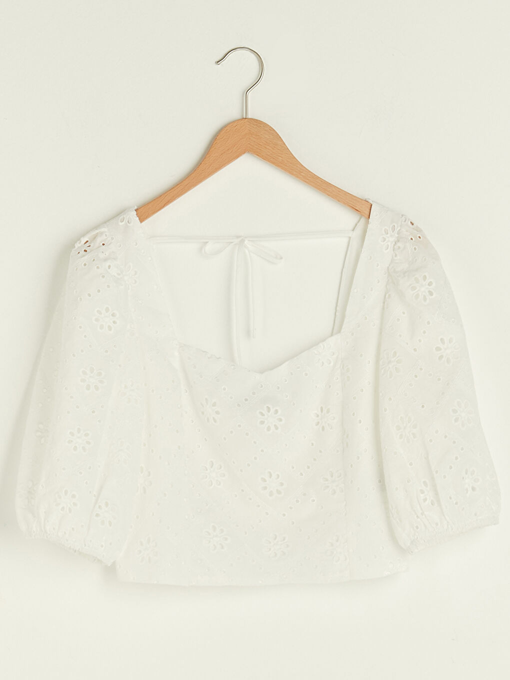 بلوزة قطن مطرزة بياقة على شكل قلب وكم قصير للسيدات-5