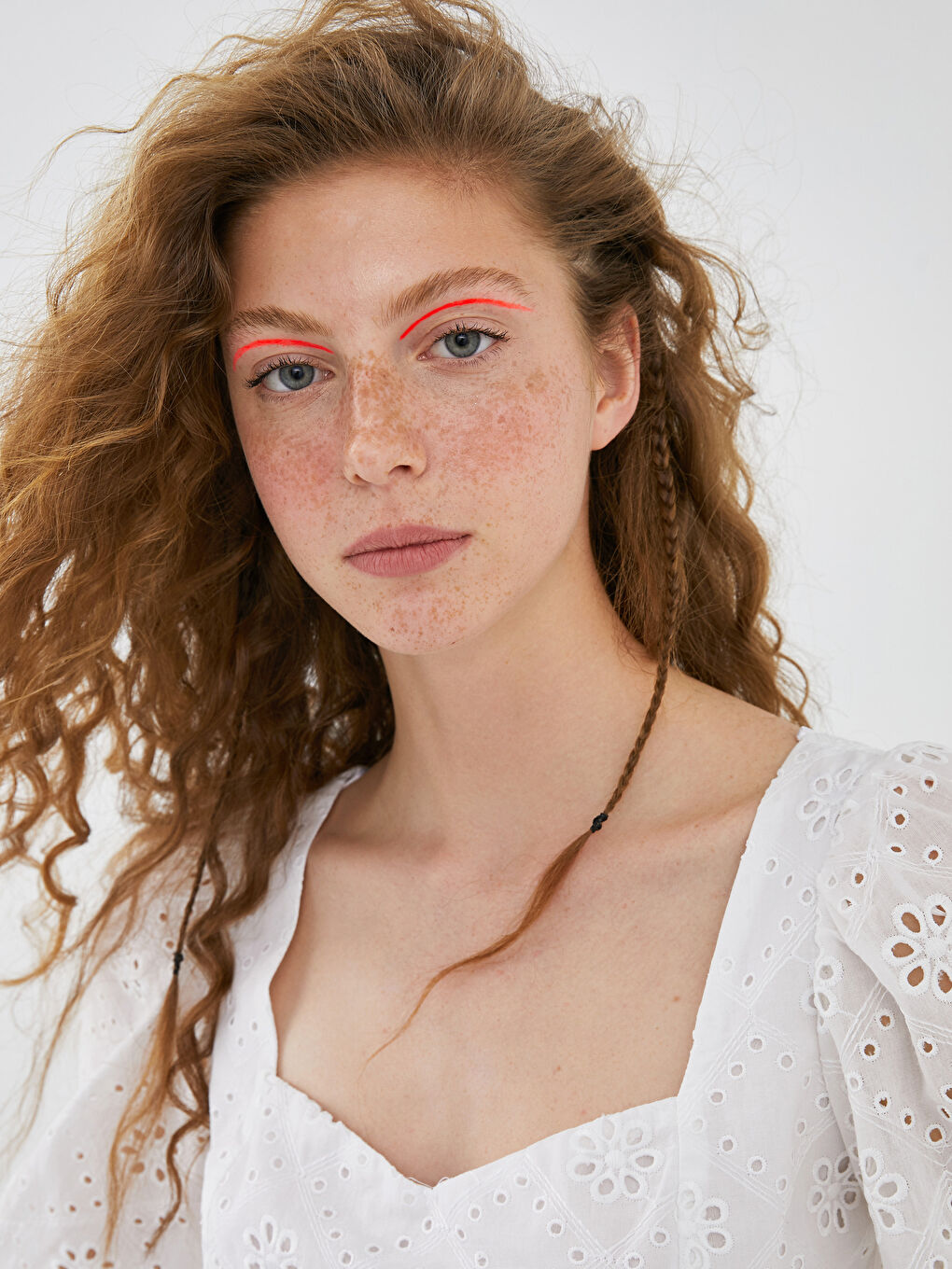 بلوزة قطن مطرزة بياقة على شكل قلب وكم قصير للسيدات-1