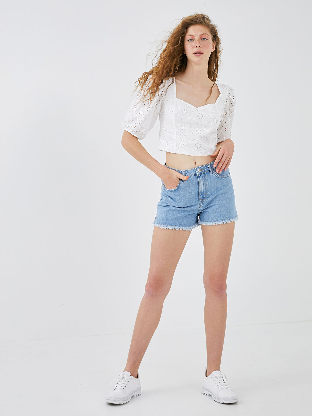 بلوزة قطن مطرزة بياقة على شكل قلب وكم قصير للسيدات-2