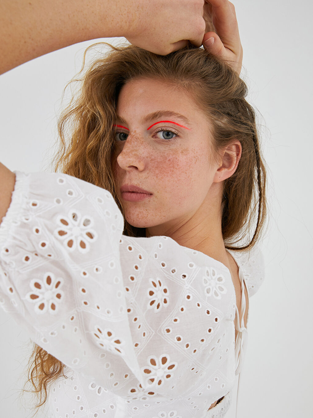 بلوزة قطن مطرزة بياقة على شكل قلب وكم قصير للسيدات-3