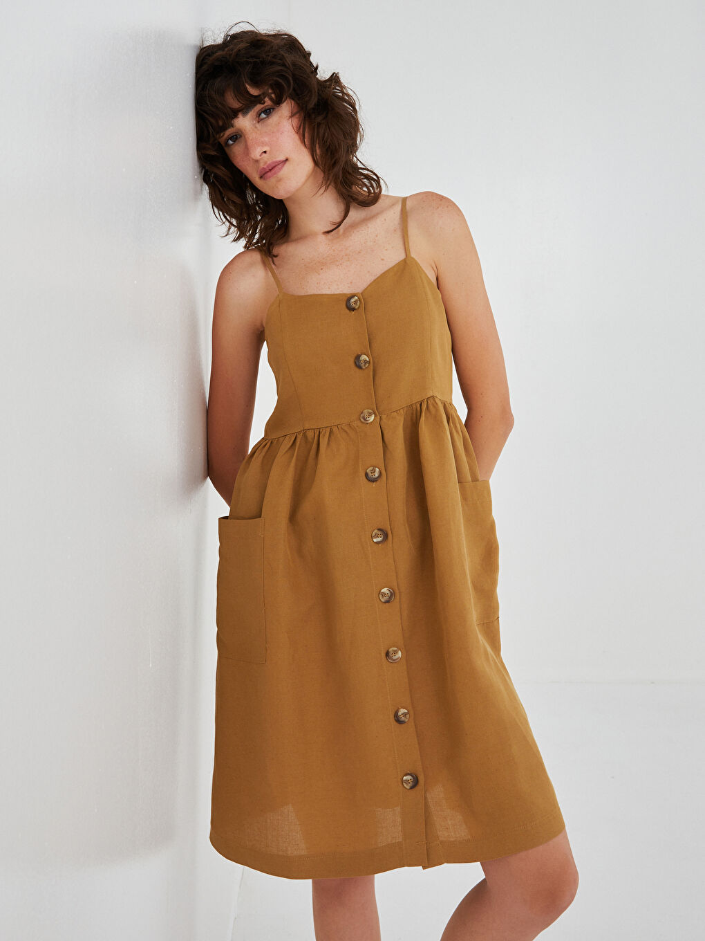 Rochie Femei Cu Bretele Detaliată Cu Buzunar Și Nasturi Frontal