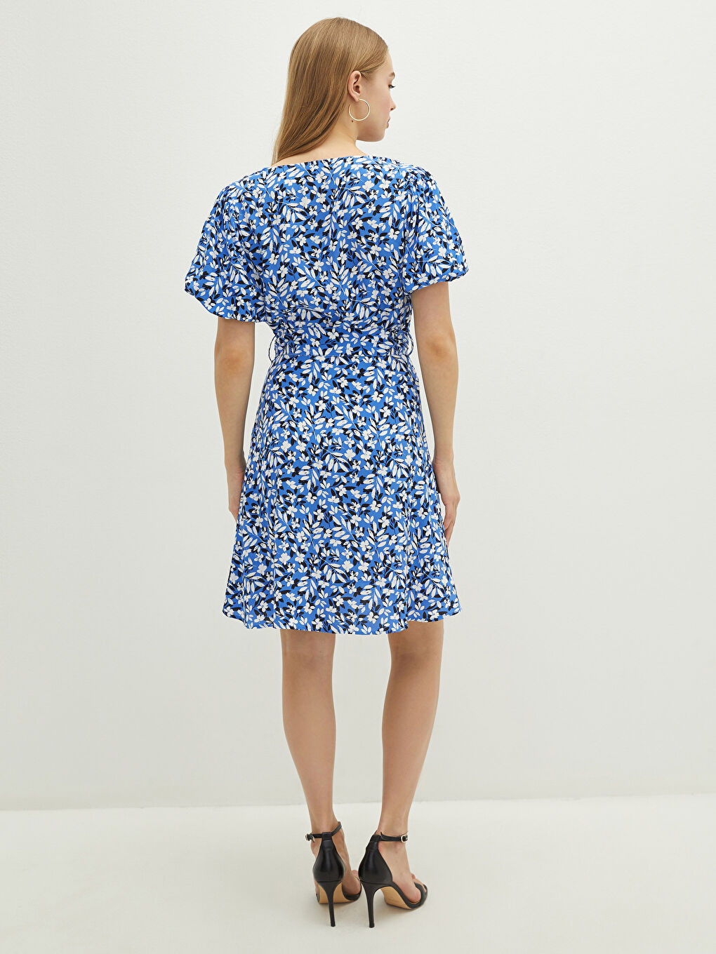 Lacivert V Yaka Desenli Beli Kemer Detaylı Kısa Kollu A Kesim Maroken Kumaş Kadın Elbise-5