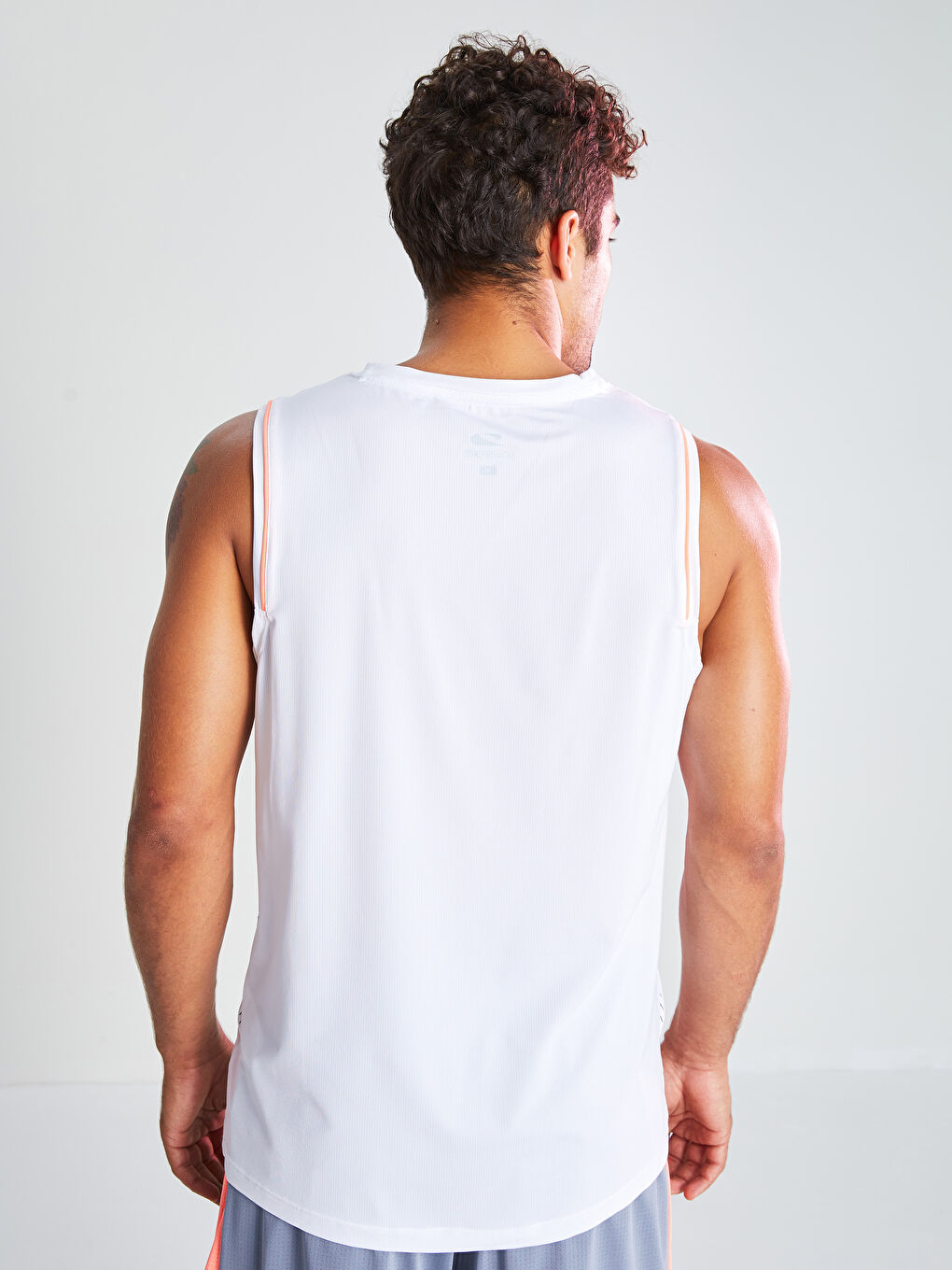 Beyaz Bisiklet Yaka Baskılı Erkek Kolsuz Tişört-5