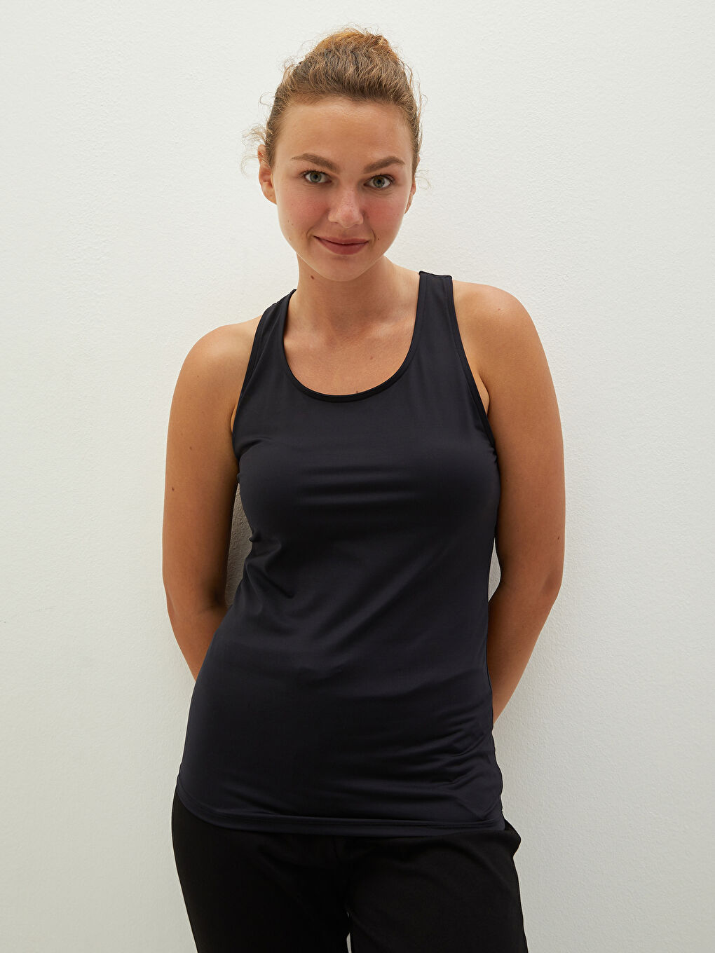 Siyah U Yaka Dantel Detaylı Kadın Atlet-2