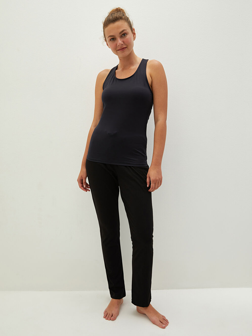 Siyah U Yaka Dantel Detaylı Kadın Atlet-3