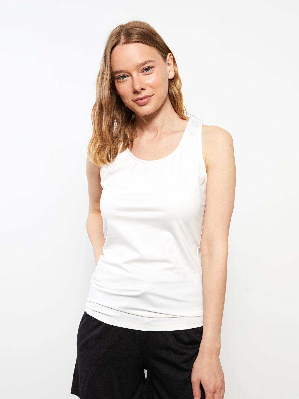 Ekru U Yaka Dantel Detaylı Kadın Atlet-1