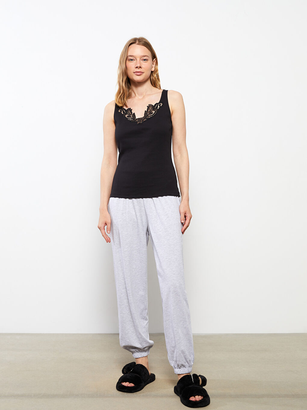 Siyah U Yaka Nakışlı Askılı Kadın İç Giyim Atlet-2