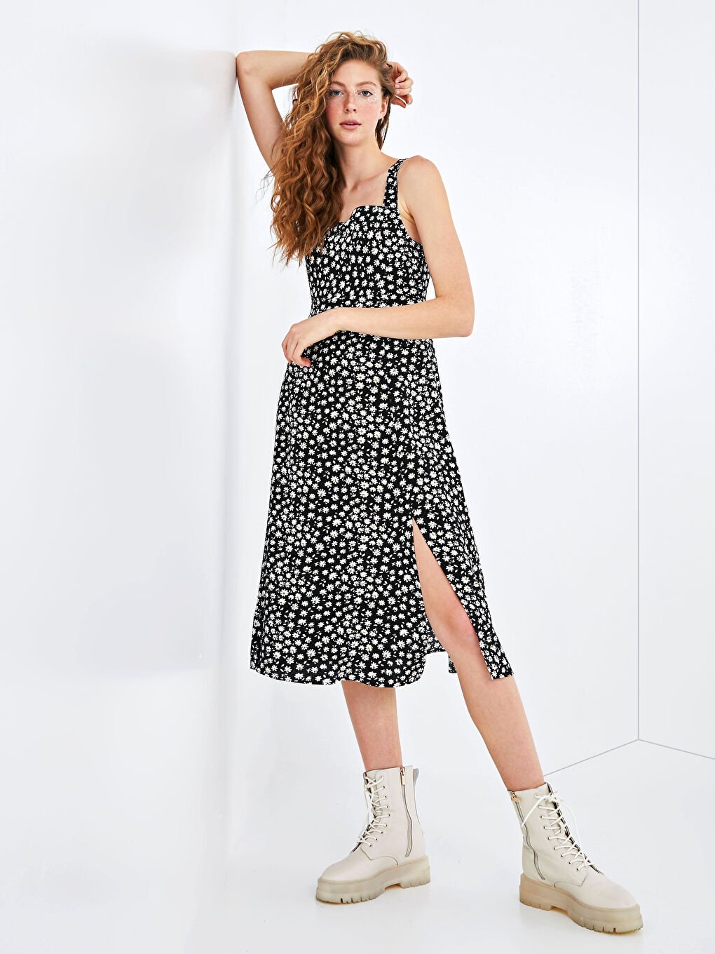 Siyah Kare Yaka Askılı Çiçek Baskılı Viskon Kadın Elbise