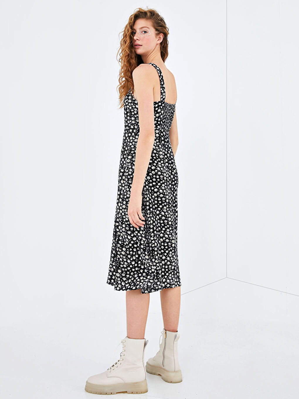 Siyah Kare Yaka Askılı Çiçek Baskılı Viskon Kadın Elbise-5