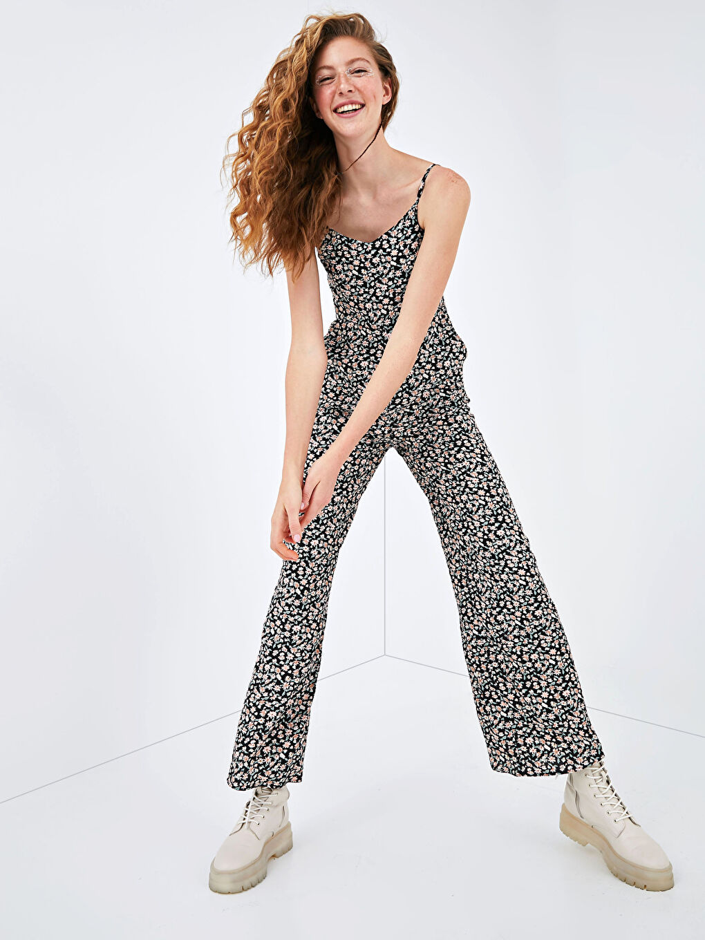 Siyah V Yaka Çiçek Baskılı Askılı Viskon Kadın Tulum