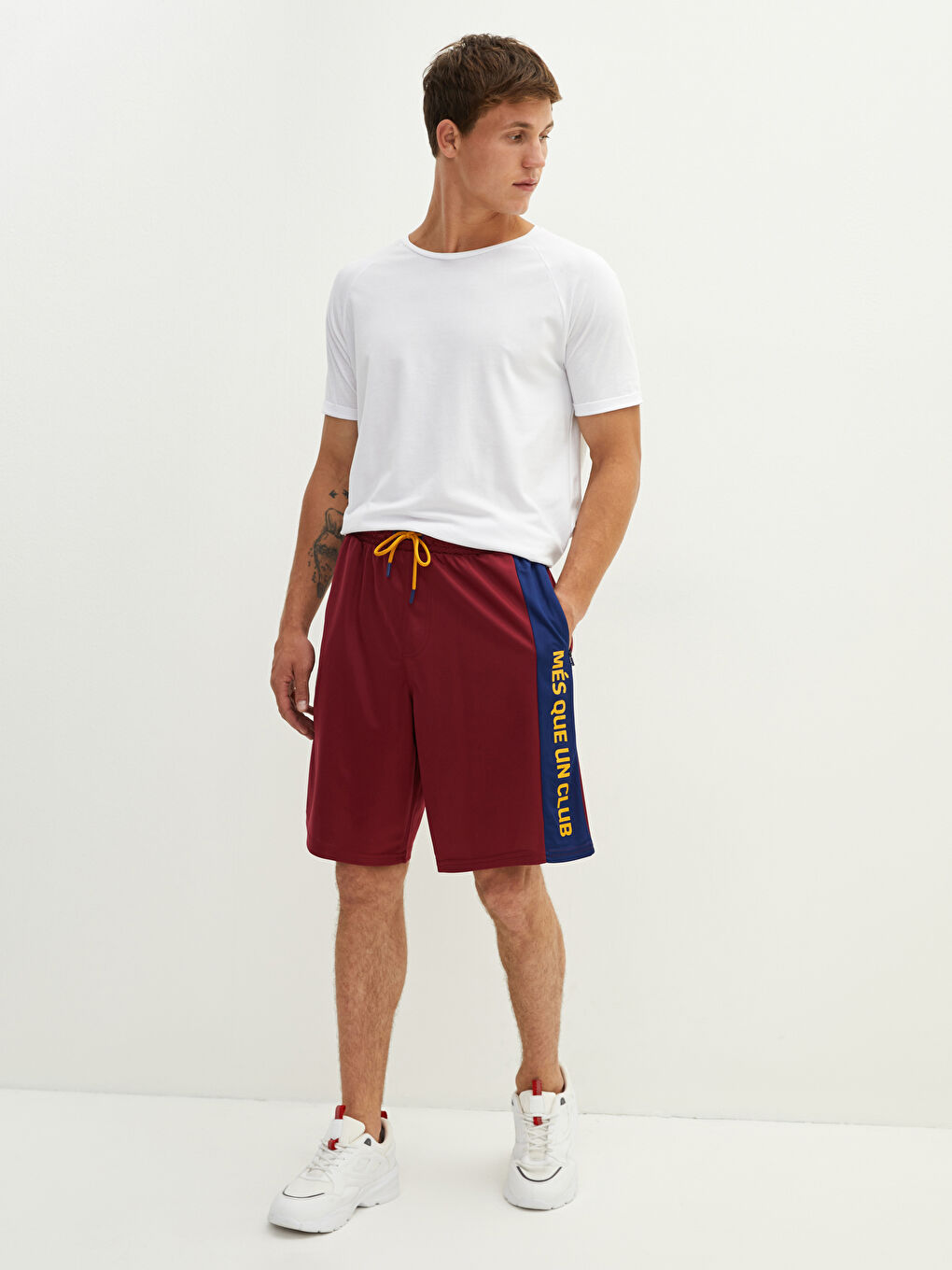 Mürdüm Standart Kalıp Barcelona Baskılı Erkek Taraftar Şort-1