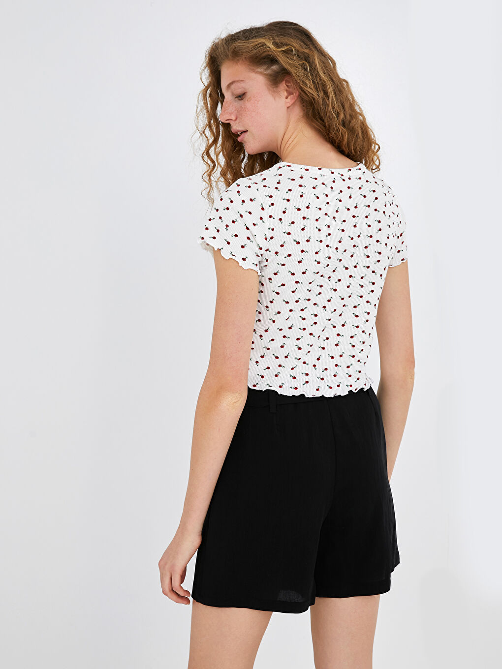 Beyaz Bisiklet Yaka Baskılı Kısa Kollu Kadın Crop-5