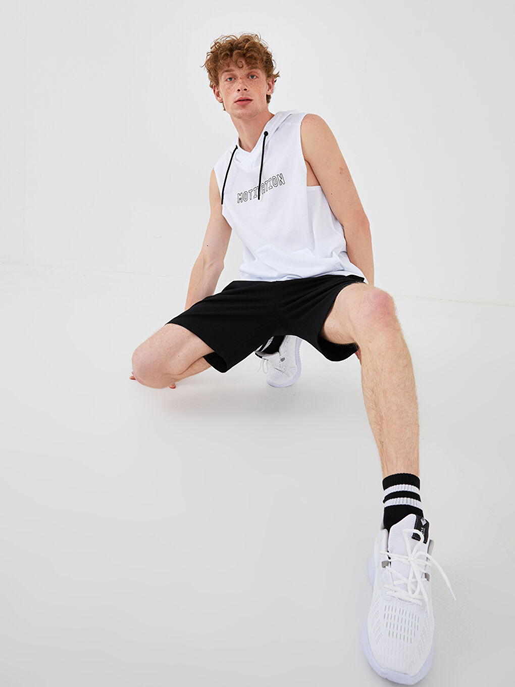 Beyaz Kapüşonlu Baskılı Erkek Aktif Spor Tişört-1