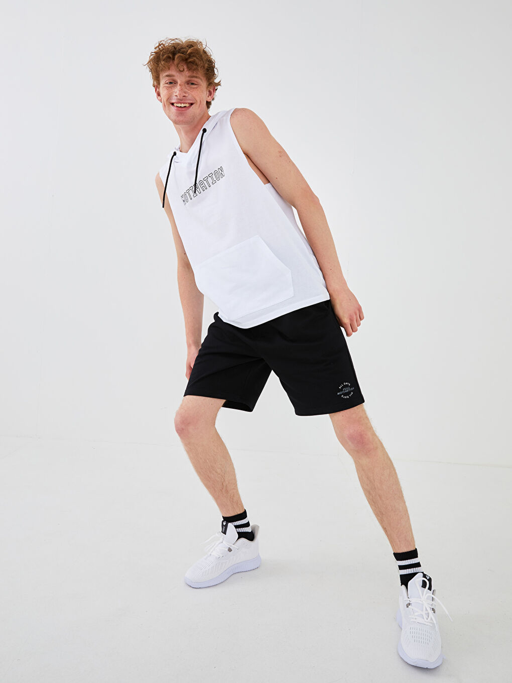 Beyaz Kapüşonlu Baskılı Erkek Aktif Spor Tişört-2