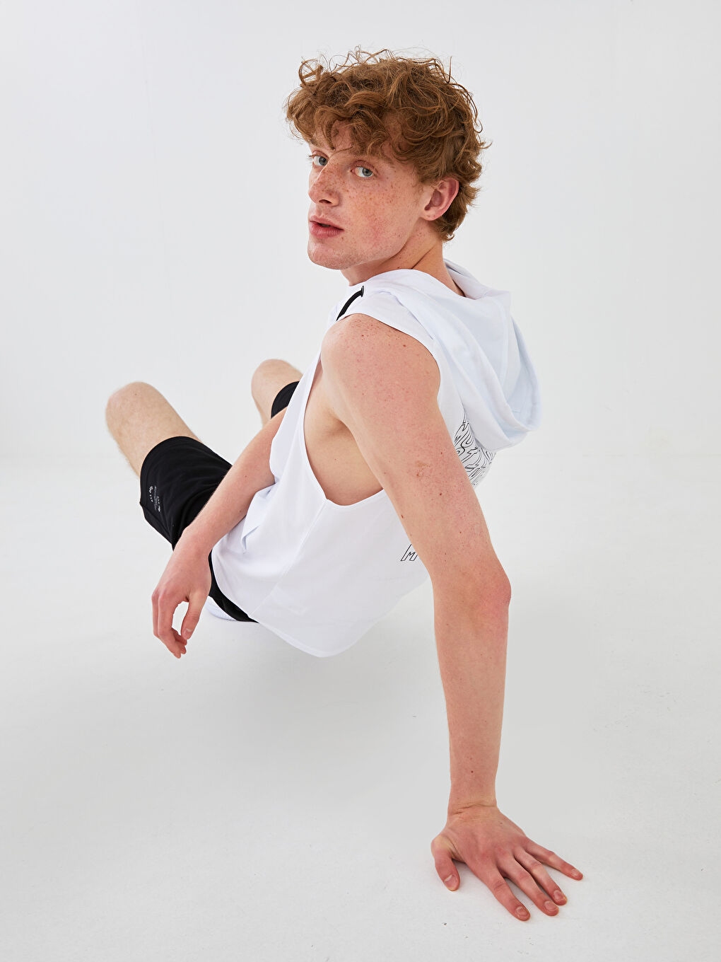 Beyaz Kapüşonlu Baskılı Erkek Aktif Spor Tişört-3