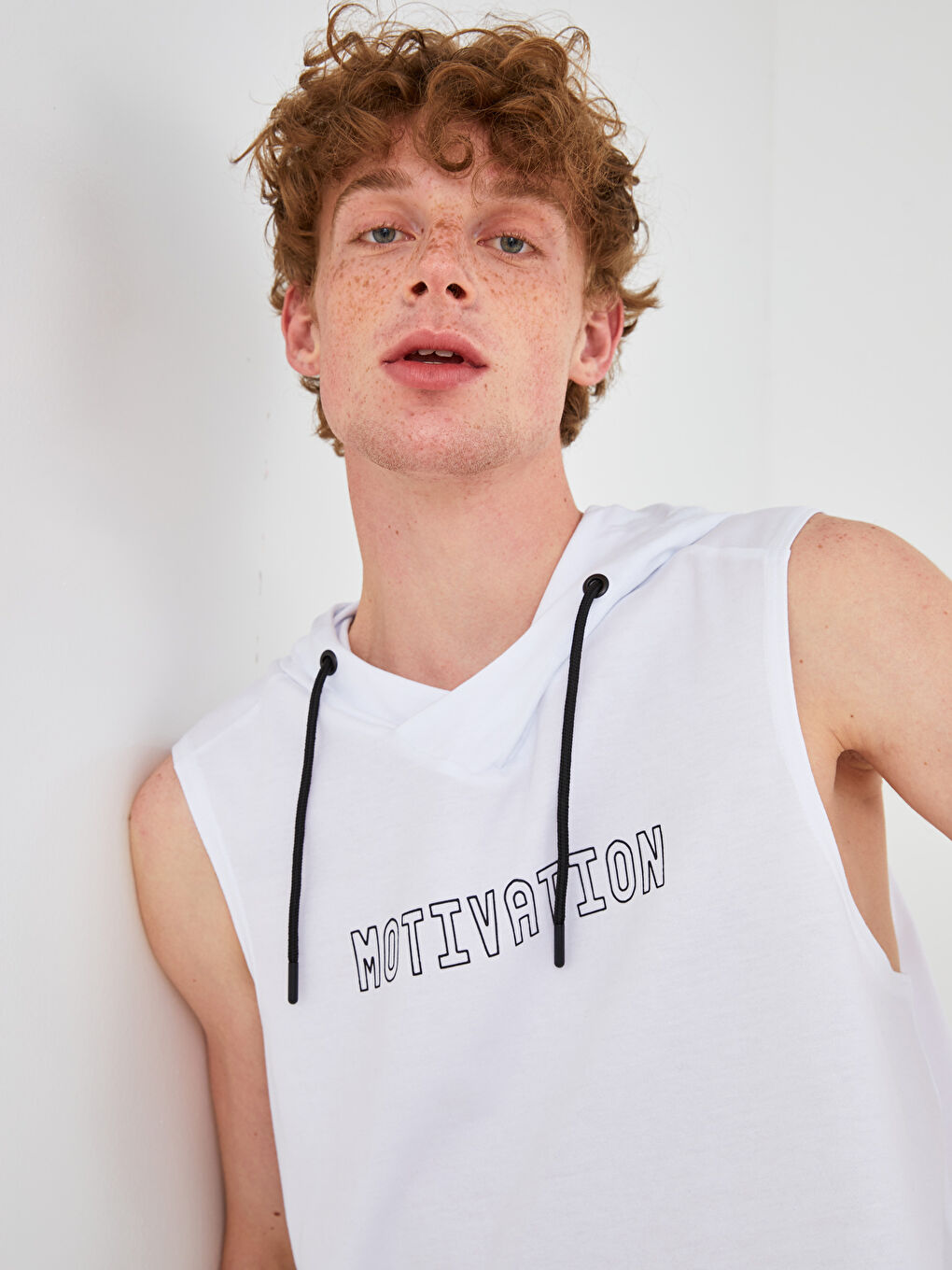 Beyaz Kapüşonlu Baskılı Erkek Aktif Spor Tişört-4