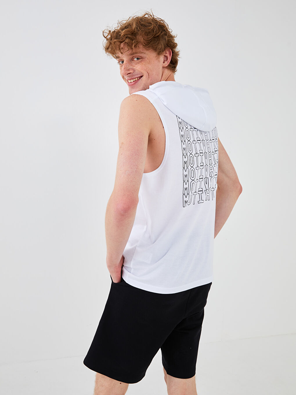 Beyaz Kapüşonlu Baskılı Erkek Aktif Spor Tişört-5