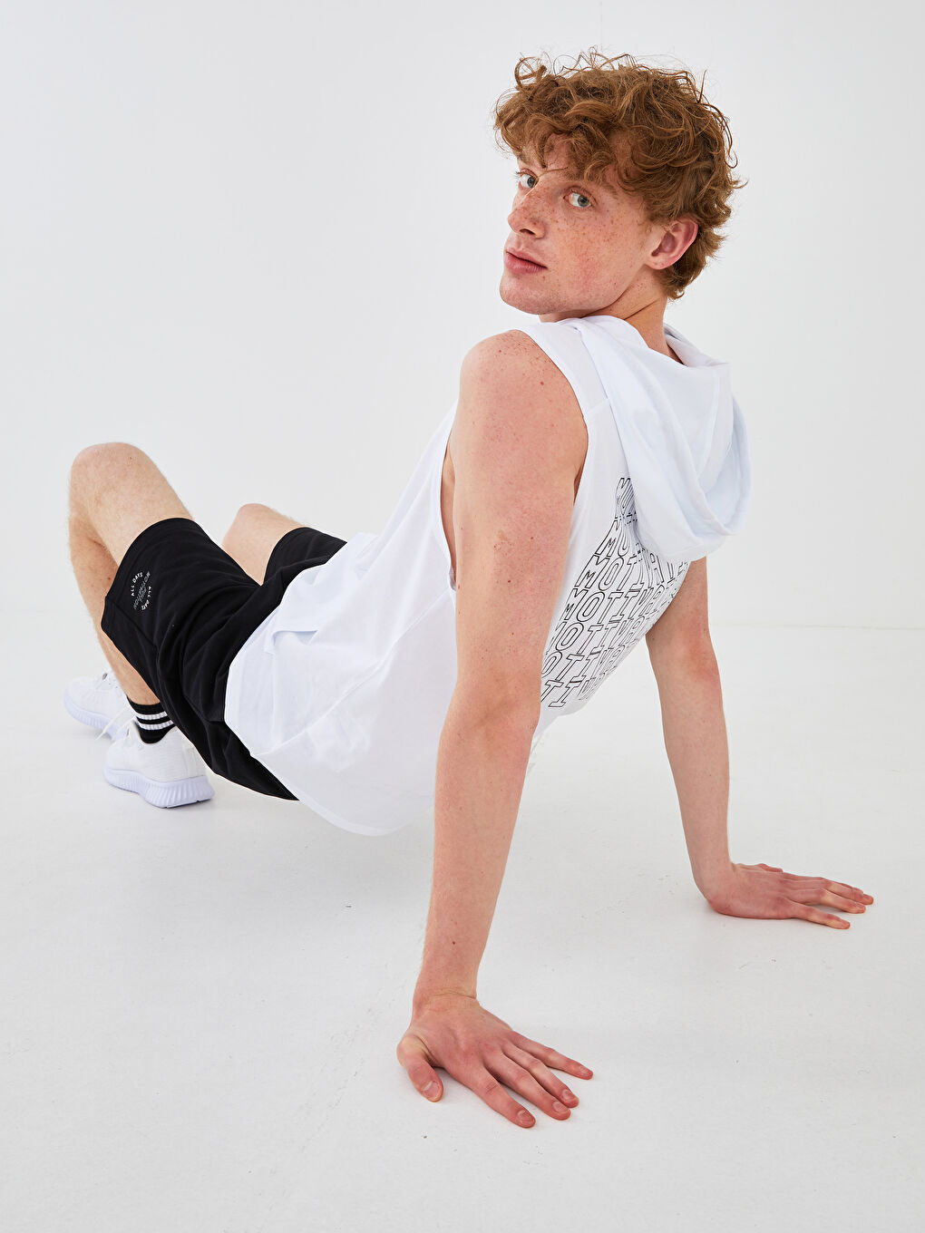 Beyaz Kapüşonlu Baskılı Erkek Aktif Spor Tişört-6