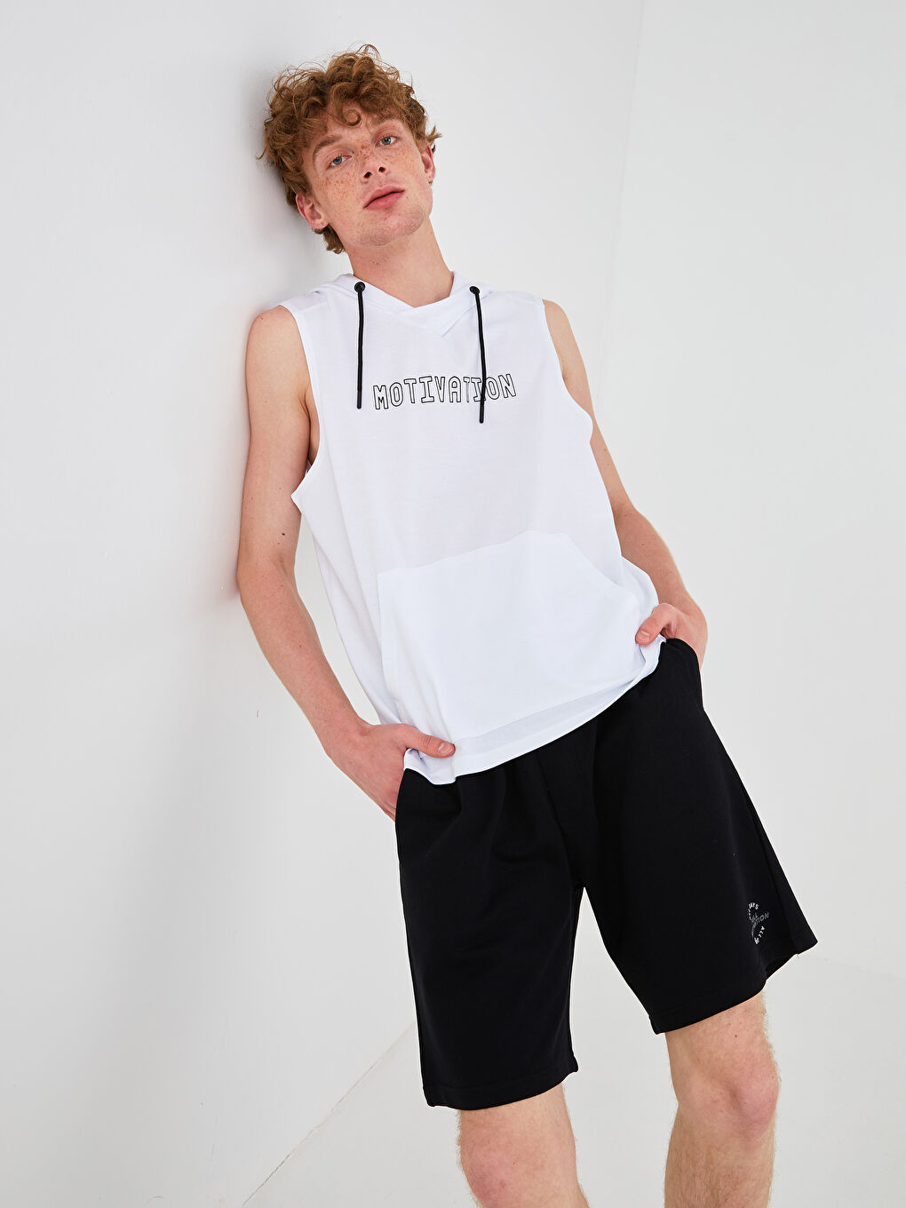 Beyaz Kapüşonlu Baskılı Erkek Aktif Spor Tişört