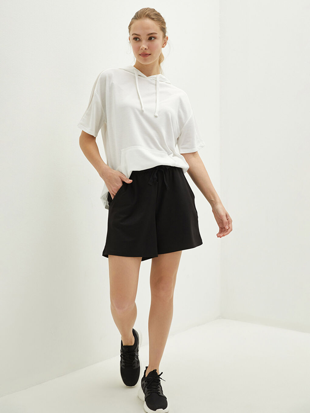 Elastic Waist Flat Pocket Detailed Women's Sports Shorts-1