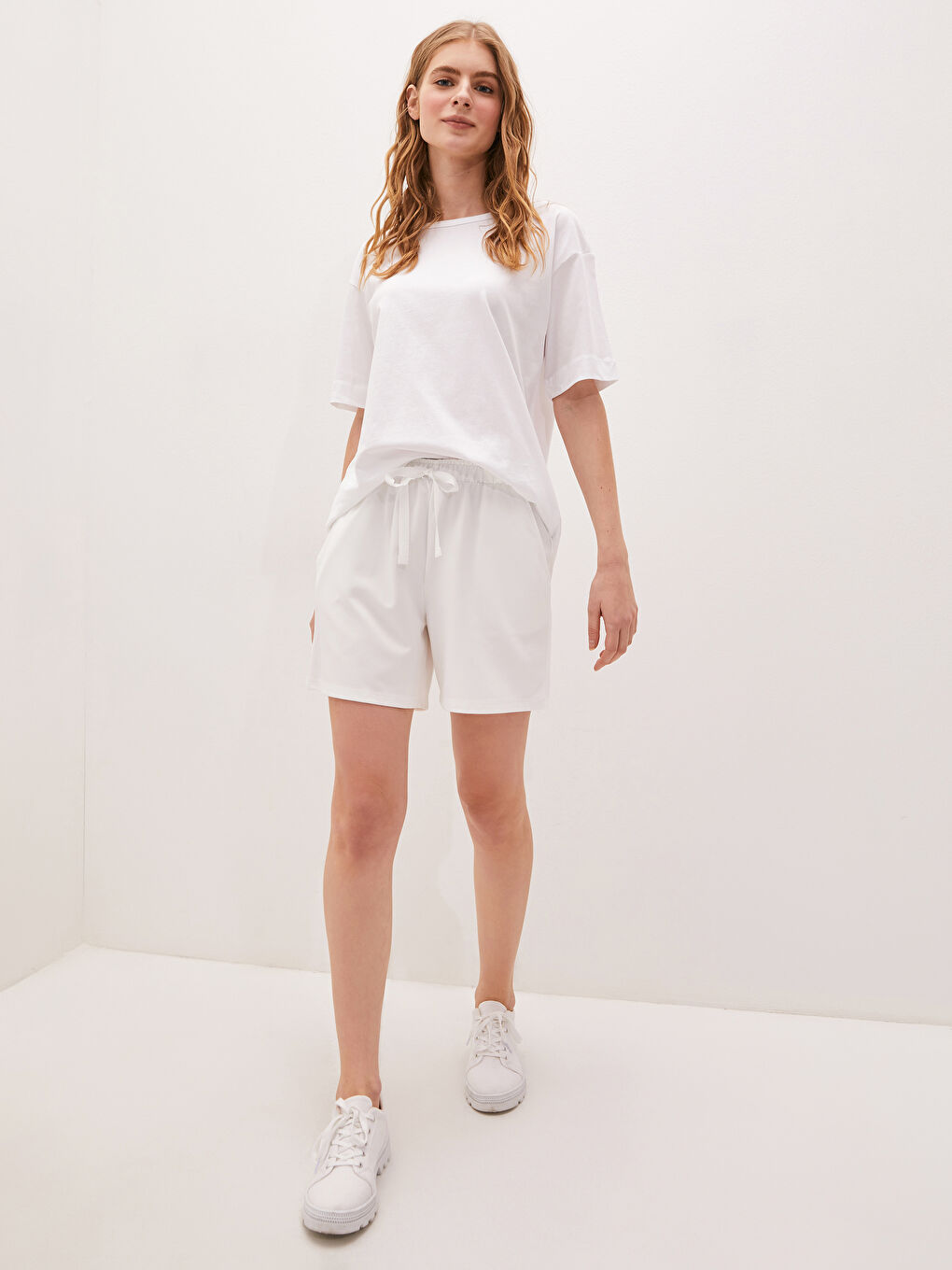 Ekru Beli Lastikli Düz Cep Detaylı Kadın Spor Şort