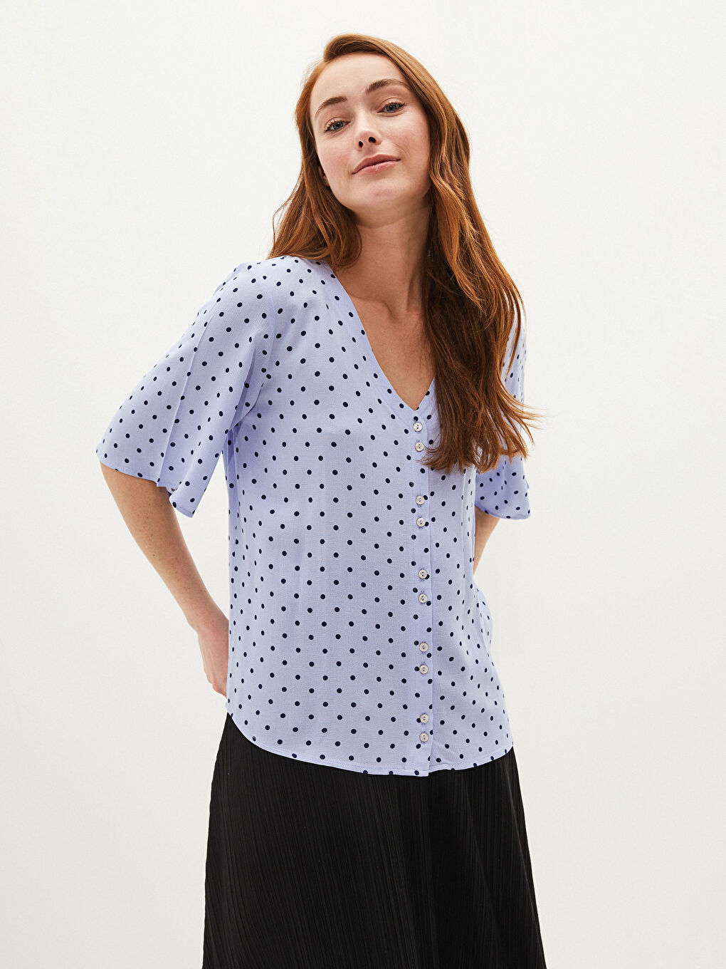 قميص نسائي بياقة حرف V بنقشة البولكا دوت وكم قصير من الفيسكوز