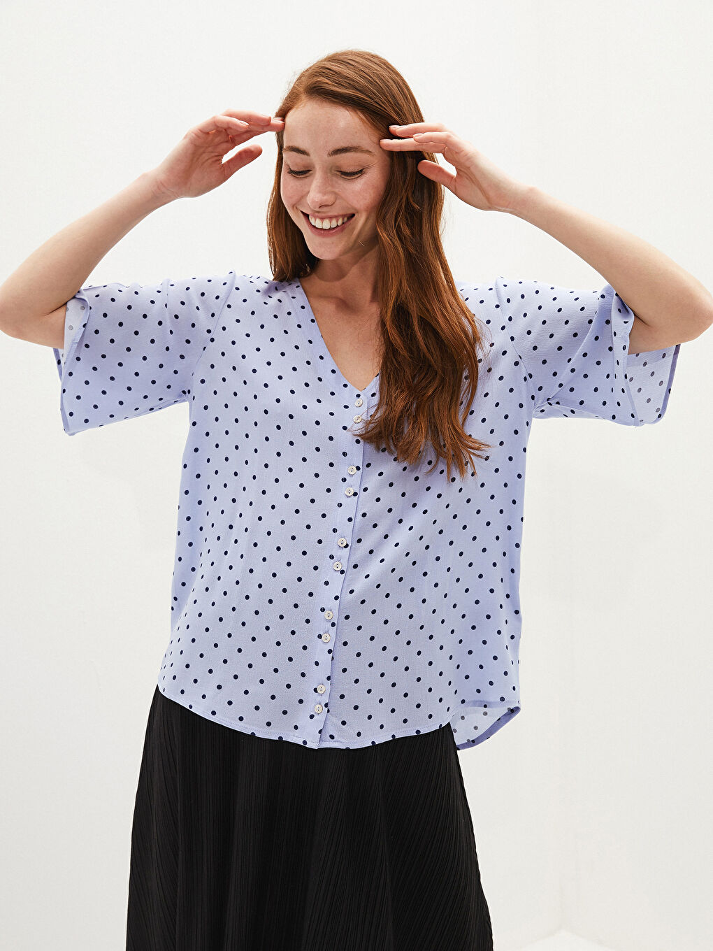 قميص نسائي بياقة حرف V بنقشة البولكا دوت وكم قصير من الفيسكوز-1