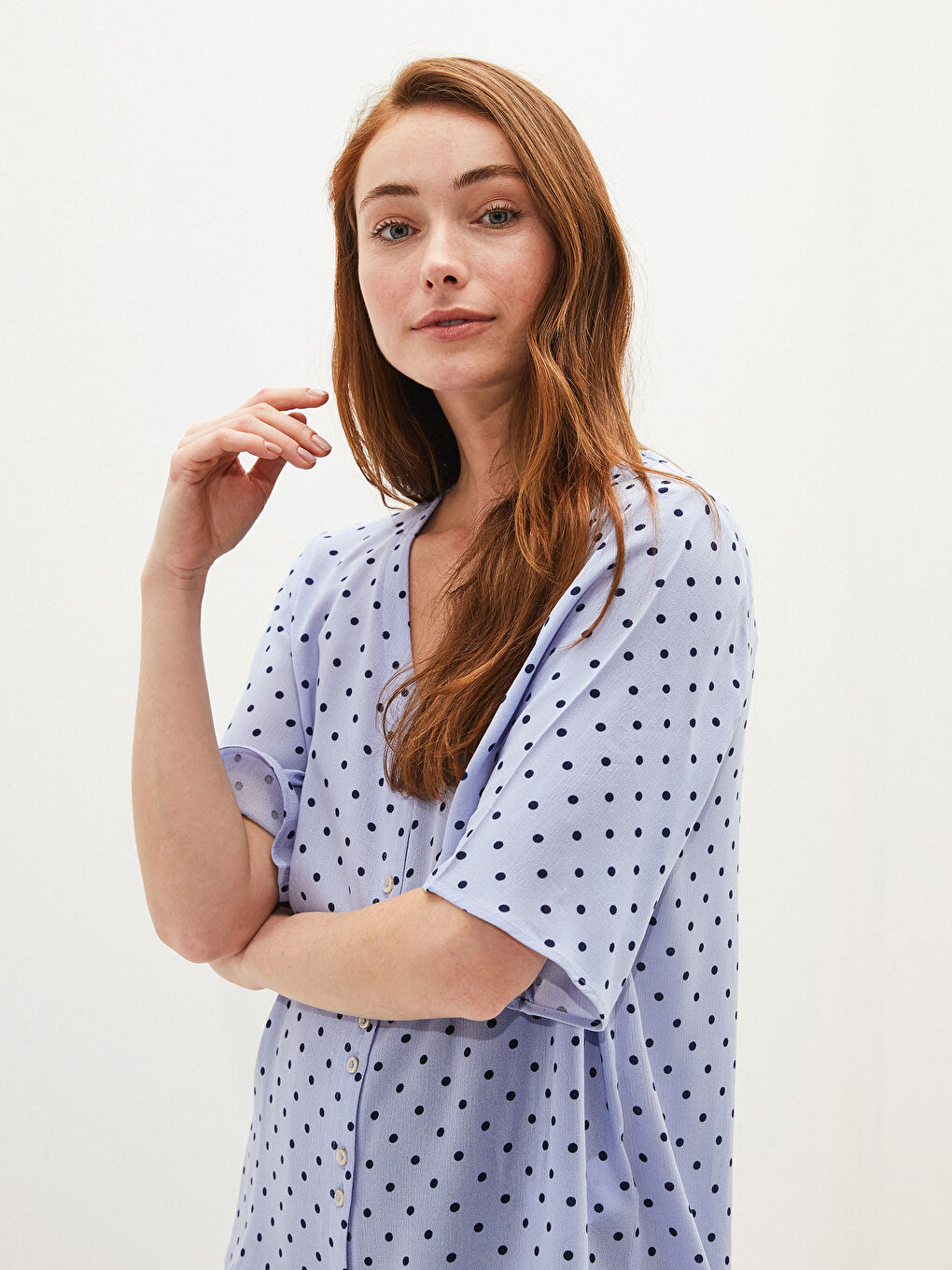 قميص نسائي بياقة حرف V بنقشة البولكا دوت وكم قصير من الفيسكوز-2