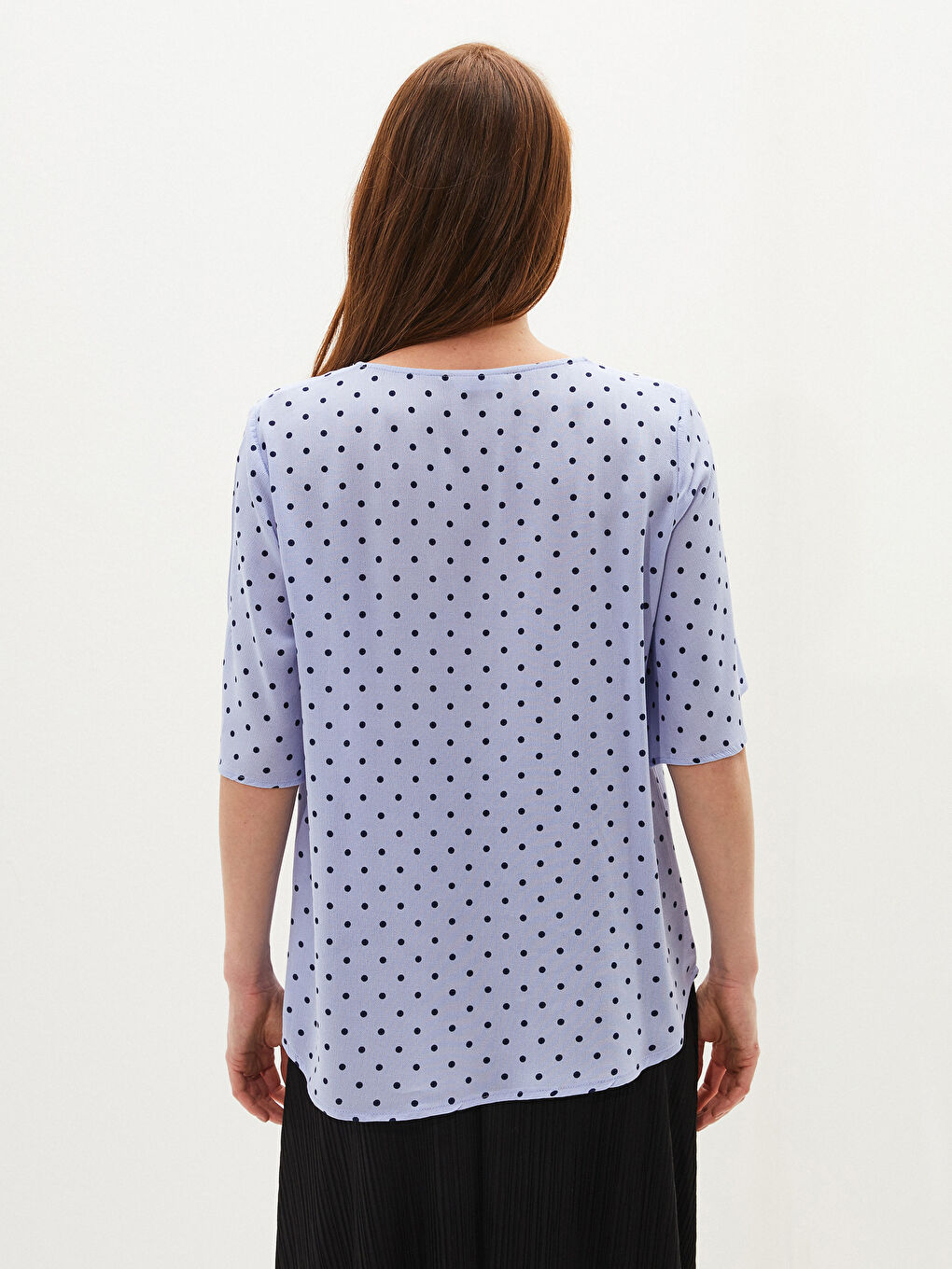 قميص نسائي بياقة حرف V بنقشة البولكا دوت وكم قصير من الفيسكوز-4