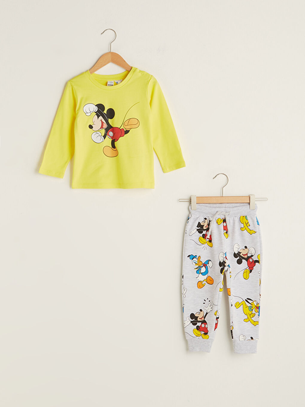 تيشيرت كم طويل بياقة دائرية مطبوع ديزني - ميكي ماوس و بنطلون رياضي طقم قطعتين للأولاد الرضع