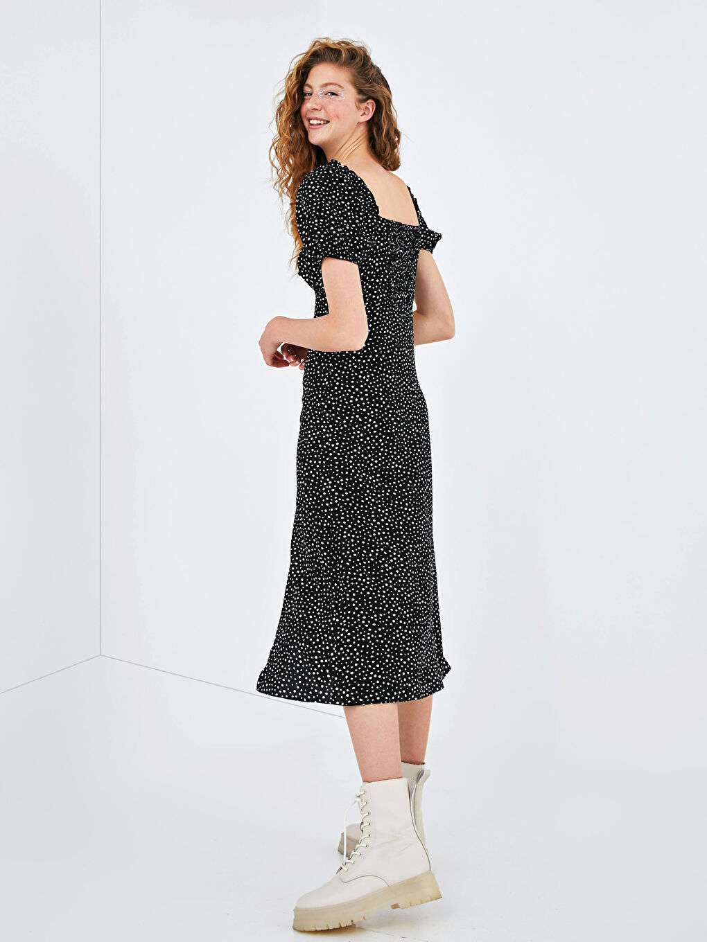 Siyah Kare Yaka Desenli Kısa Kollu Viskon Kadın Elbise-3