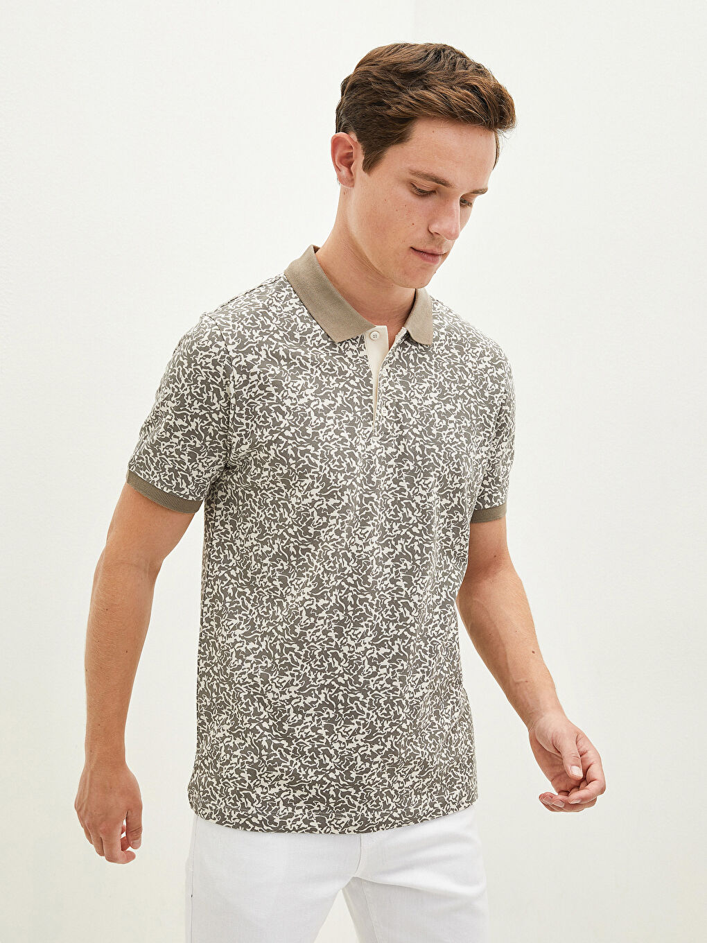 Gri Polo Yaka Kısa Kollu Desenli Erkek Tişört-1