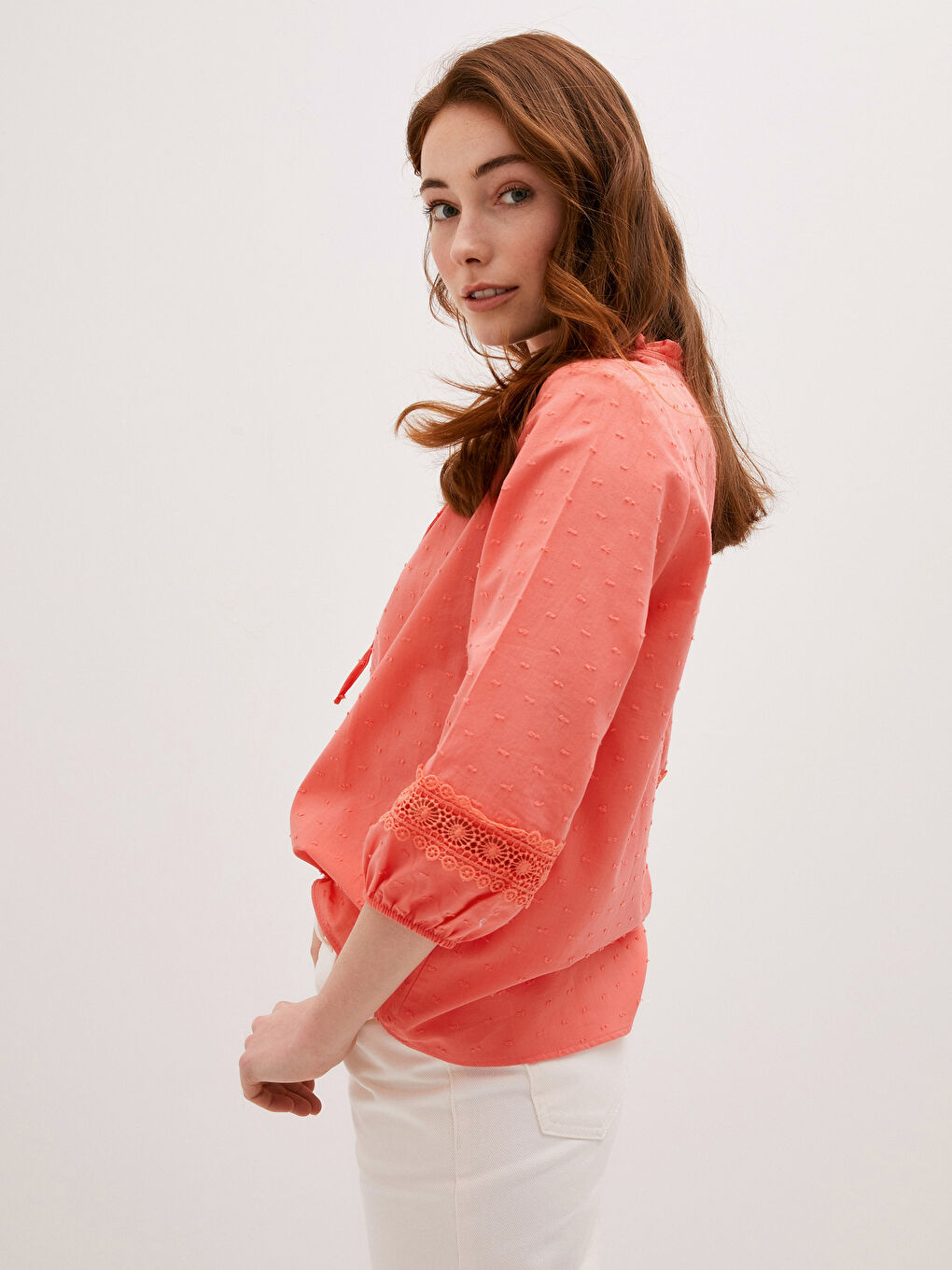 بلوزة قطن مطرزة بياقة مربوطة للسيدات-1