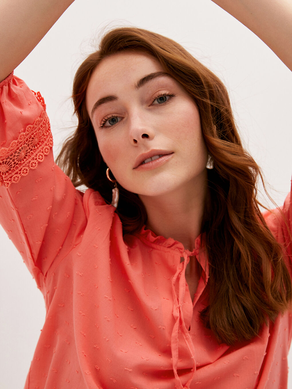 بلوزة قطن مطرزة بياقة مربوطة للسيدات-2