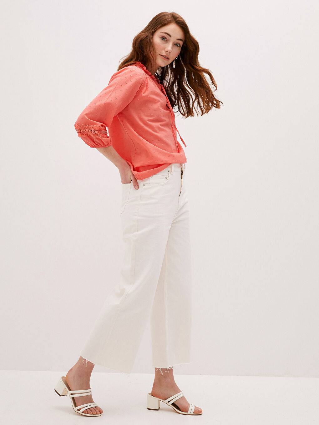 بلوزة قطن مطرزة بياقة مربوطة للسيدات-3