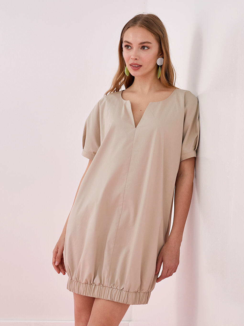 Bej Kaçık Yaka Düz Kısa Kollu Poplin Kadın Elbise-4