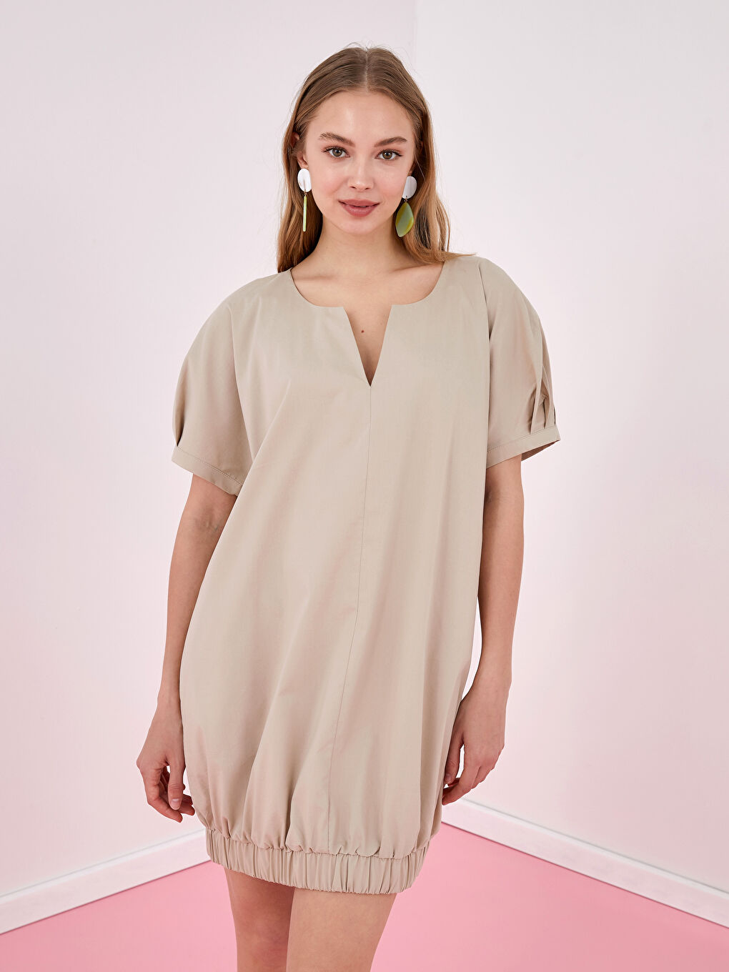 Bej Kaçık Yaka Düz Kısa Kollu Poplin Kadın Elbise