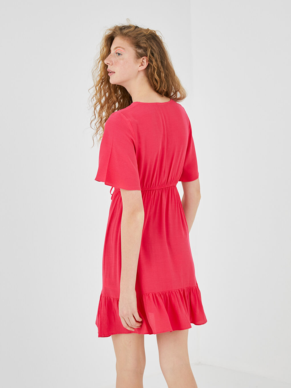 Pembe V Yaka Düz Belden Oturtmalı Kısa Kollu Viskon Kadın Elbise-4