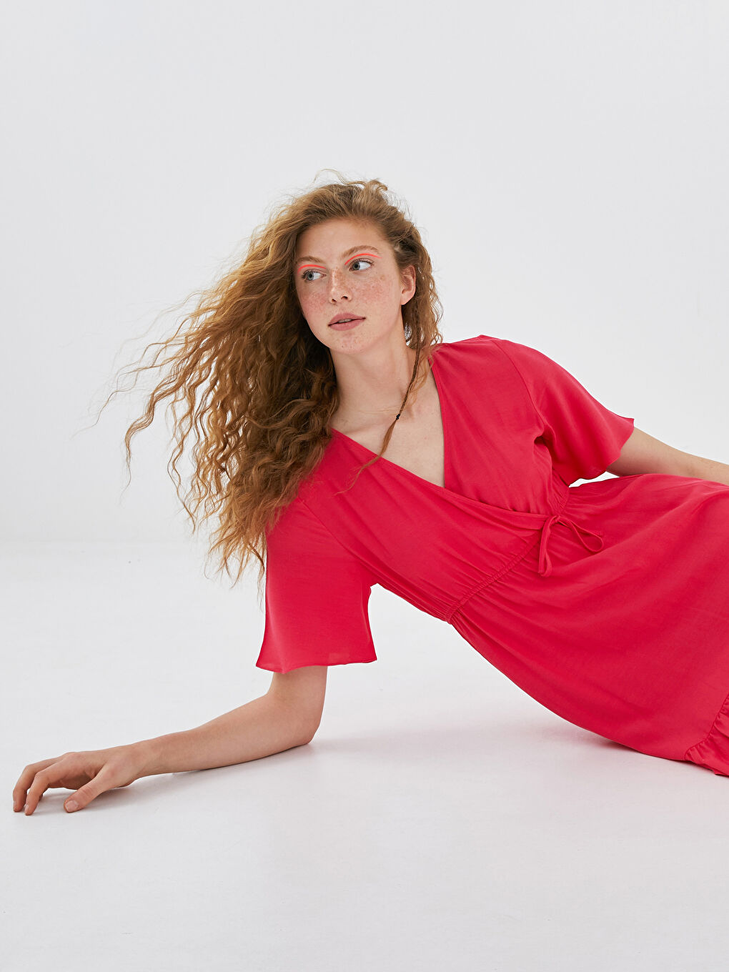 Pembe V Yaka Düz Belden Oturtmalı Kısa Kollu Viskon Kadın Elbise-5