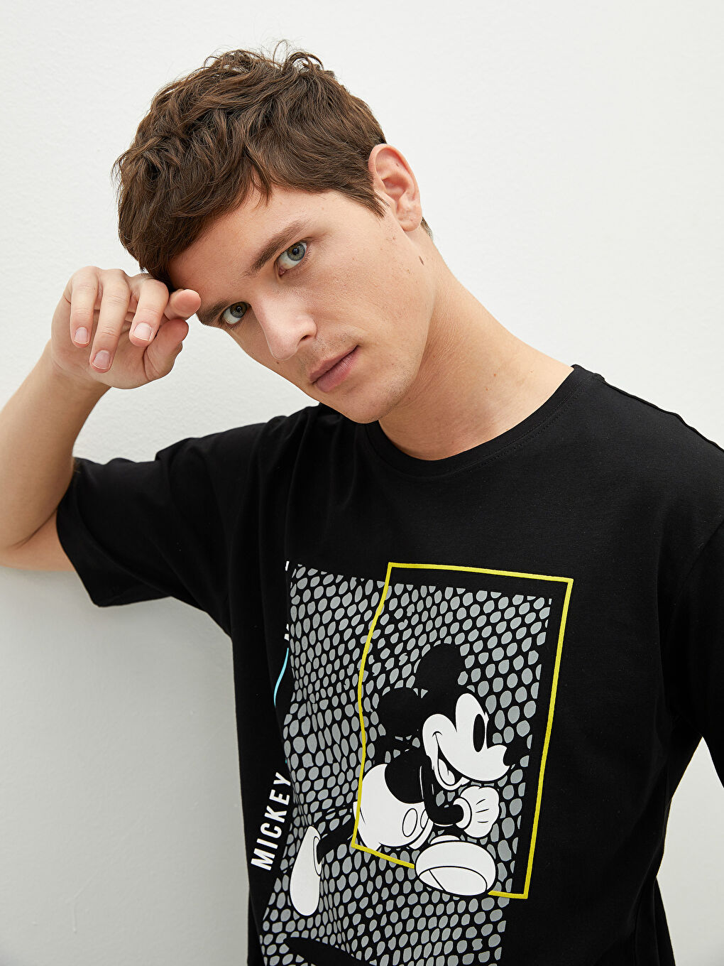 Siyah Bisiklet Yaka Kısa Kollu Mickey Mouse Baskılı Penye Erkek Tişört-2