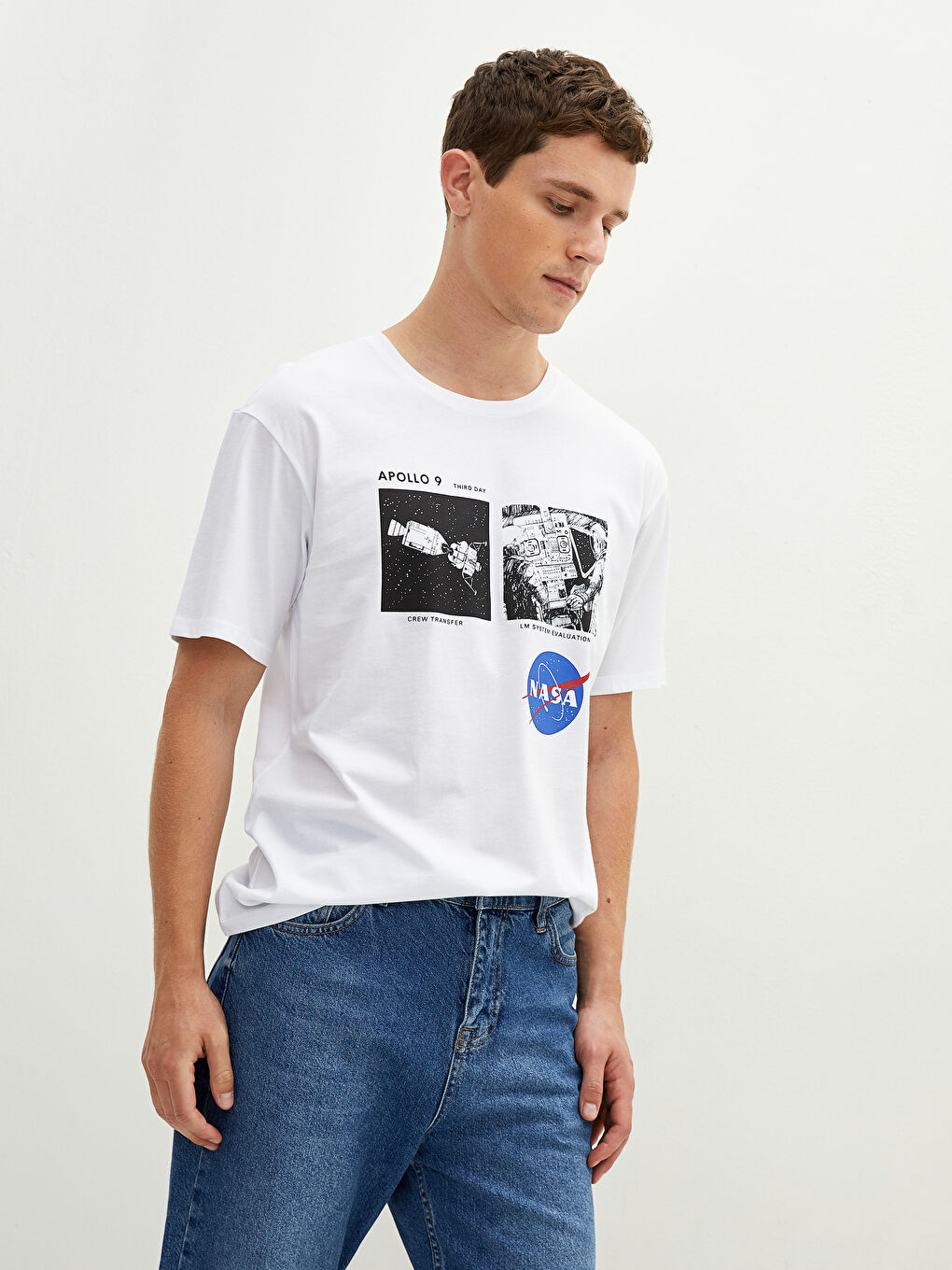 Beyaz Bisiklet Yaka Kısa Kollu Nasa Baskılı Penye Erkek Tişört-1