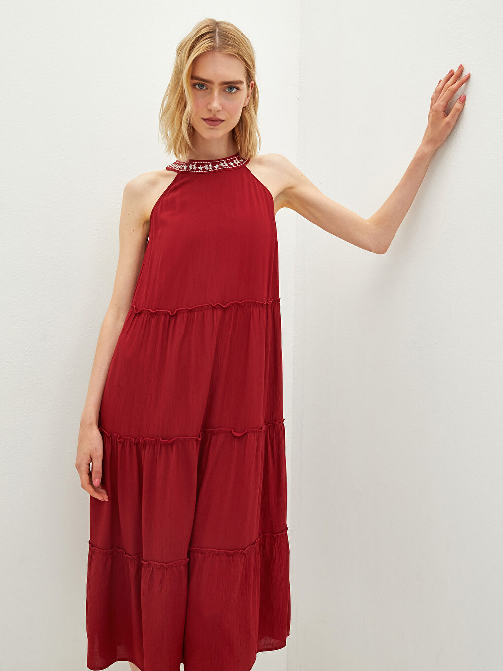 Kırmızı Nakışlı Halter Yaka Kolsuz Krinkle Kumaş Kadın Elbise-2