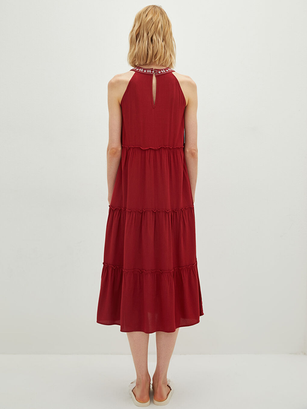 Kırmızı Nakışlı Halter Yaka Kolsuz Krinkle Kumaş Kadın Elbise-4