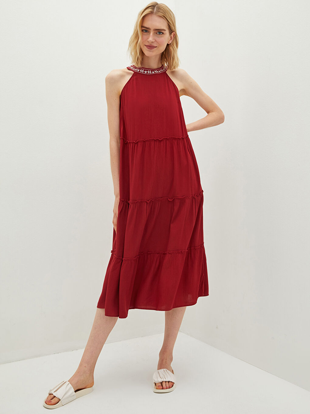 Kırmızı Nakışlı Halter Yaka Kolsuz Krinkle Kumaş Kadın Elbise-1