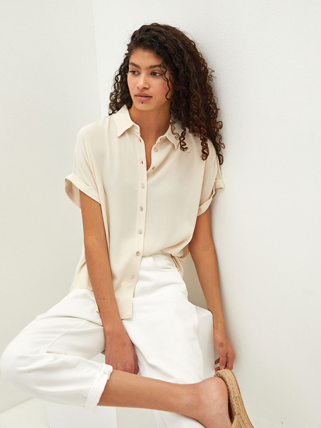 Chemise pour Femmes à Fermeture Boutonnée Droite en Tissu Froissé à Manches Courtes-5