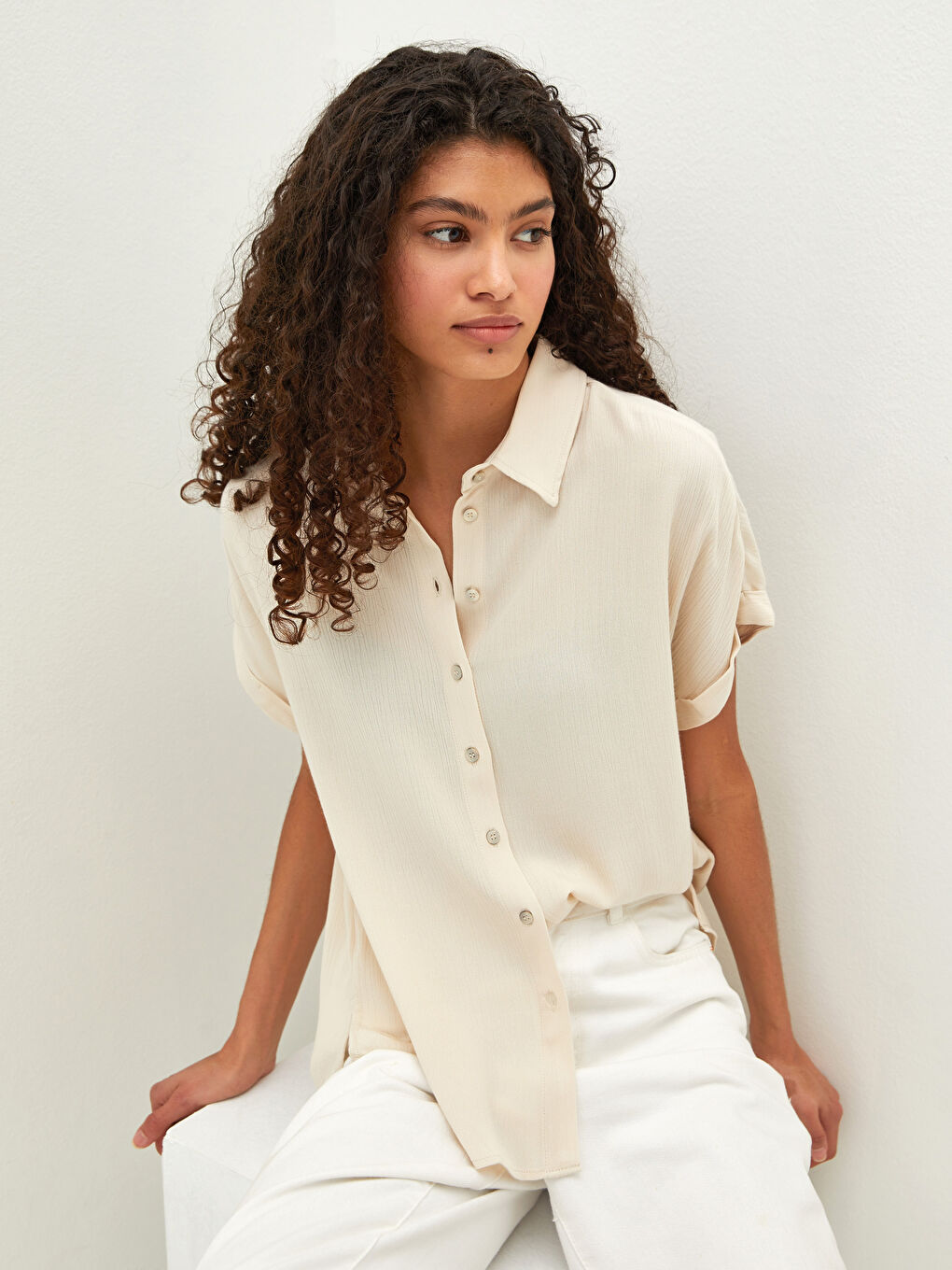 Chemise pour Femmes à Fermeture Boutonnée Droite en Tissu Froissé à Manches Courtes