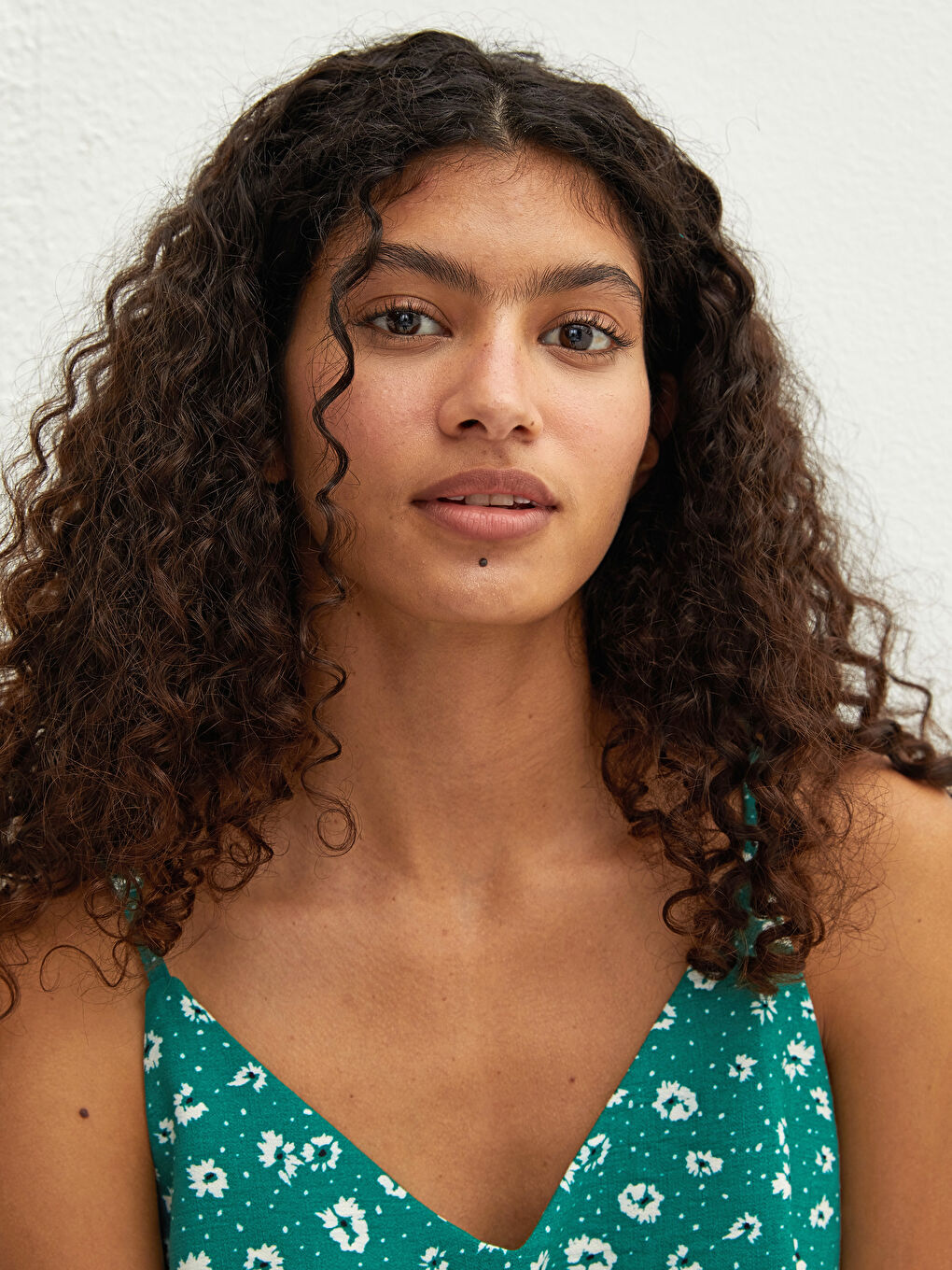 Yeşil V Yaka Kolsuz Desenli Dobby Kumaş Kadın Bluz-2