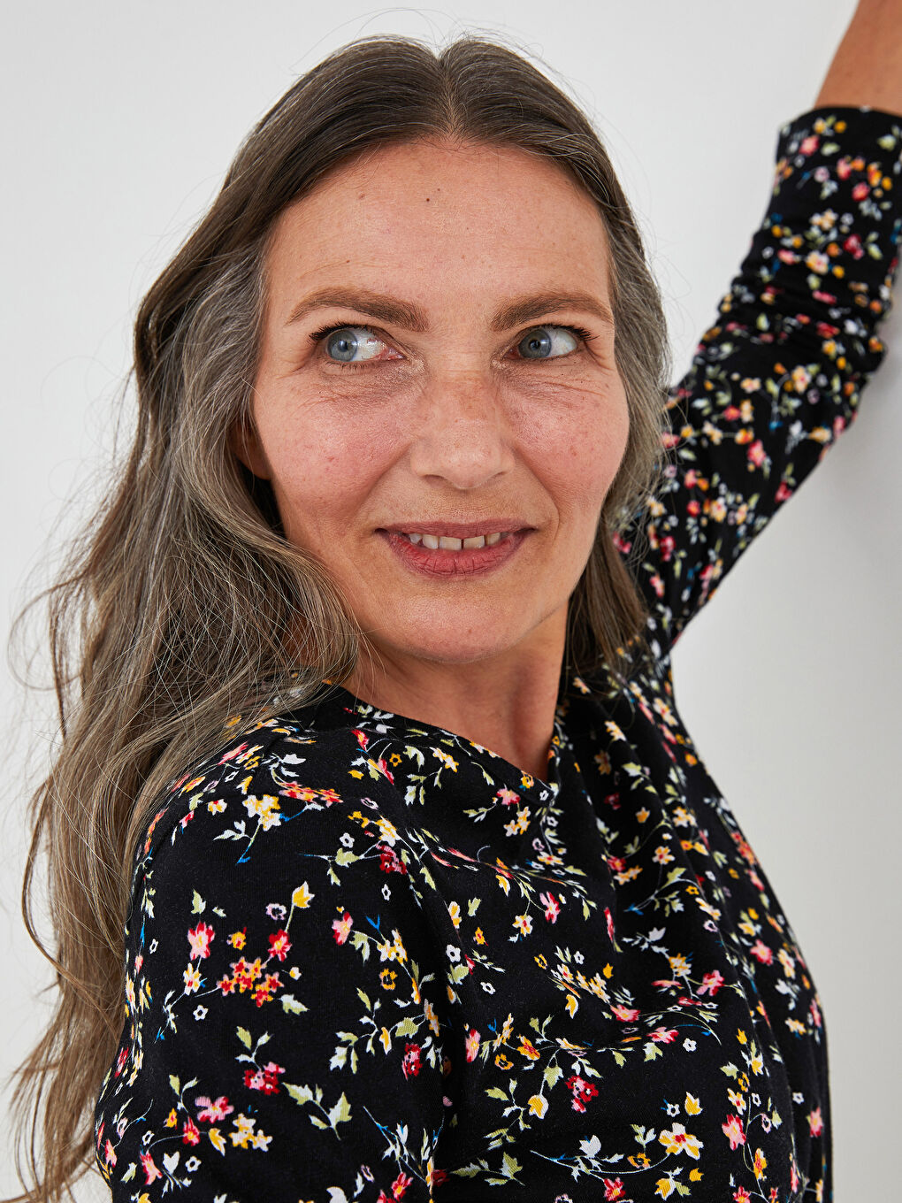 Siyah Bisiklet Yaka Çiçek Baskılı Uzun Kollu Pamuklu Kadın Tişört-1